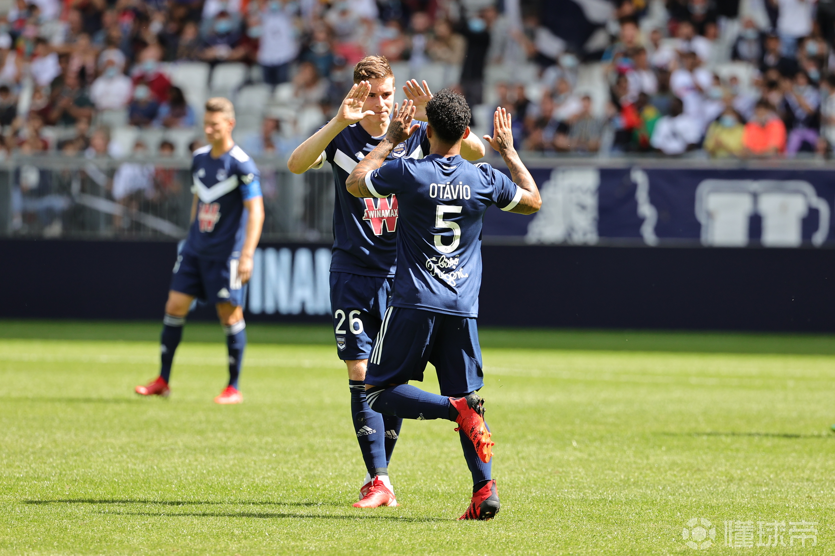 波尔多主场击败十人尼姆，全取三分